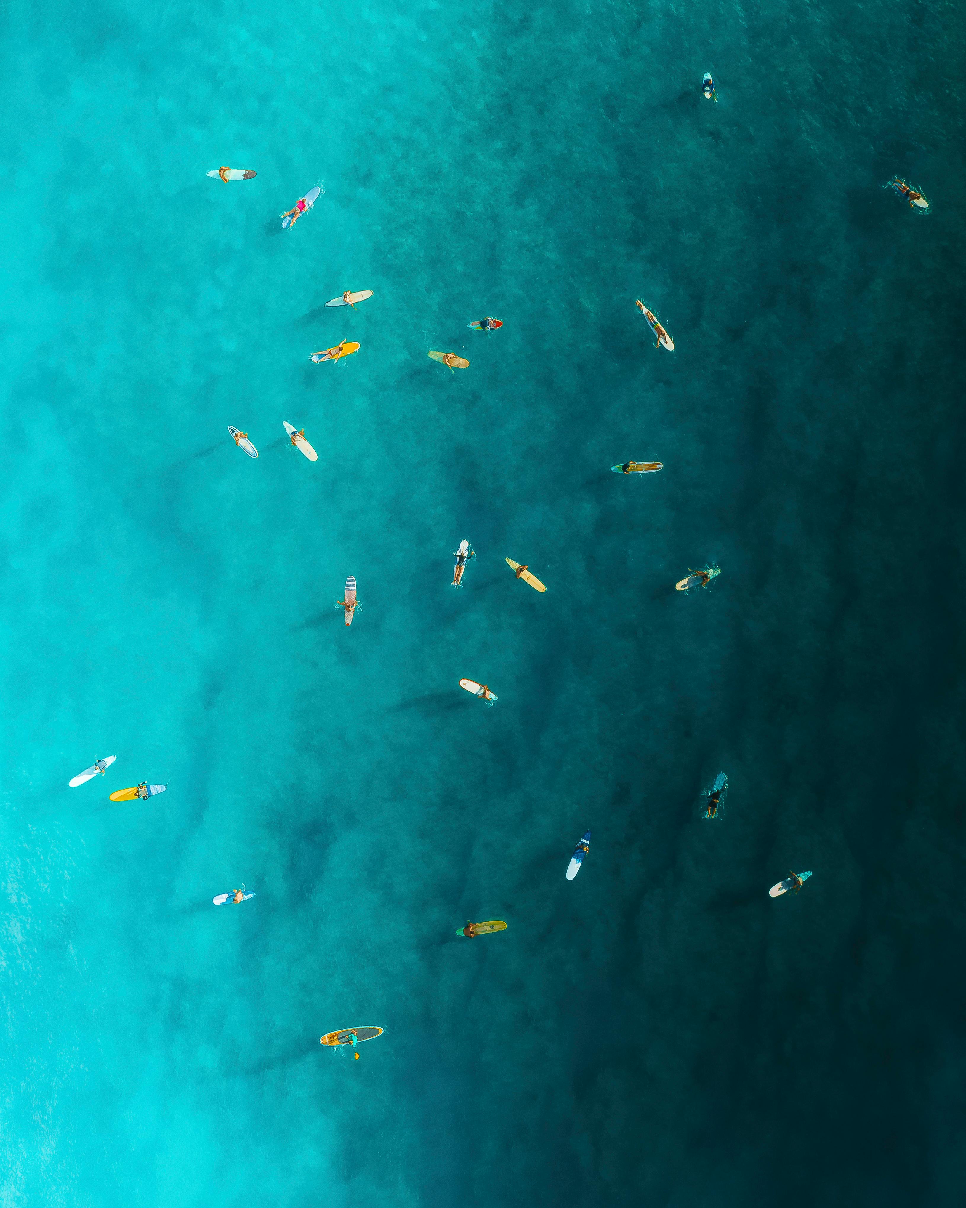 夏威夷碧绿海水之上，冲浪者的航拍照片令人惊叹，展现了岛屿生活