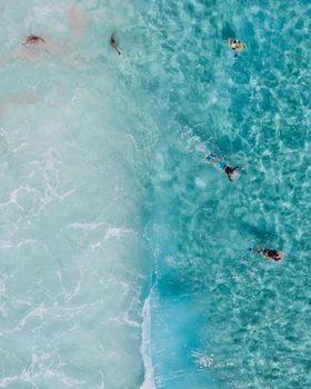 夏威夷怀马纳洛海滩的海水清澈，海浪汹涌
