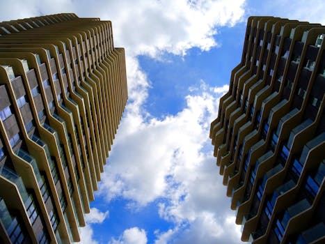 低角度视角下的未来摩天大楼与多云蓝天