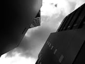 黑白相间的城市摩天大楼景观一直延伸到多云的天空，凸显出现代建筑的特色