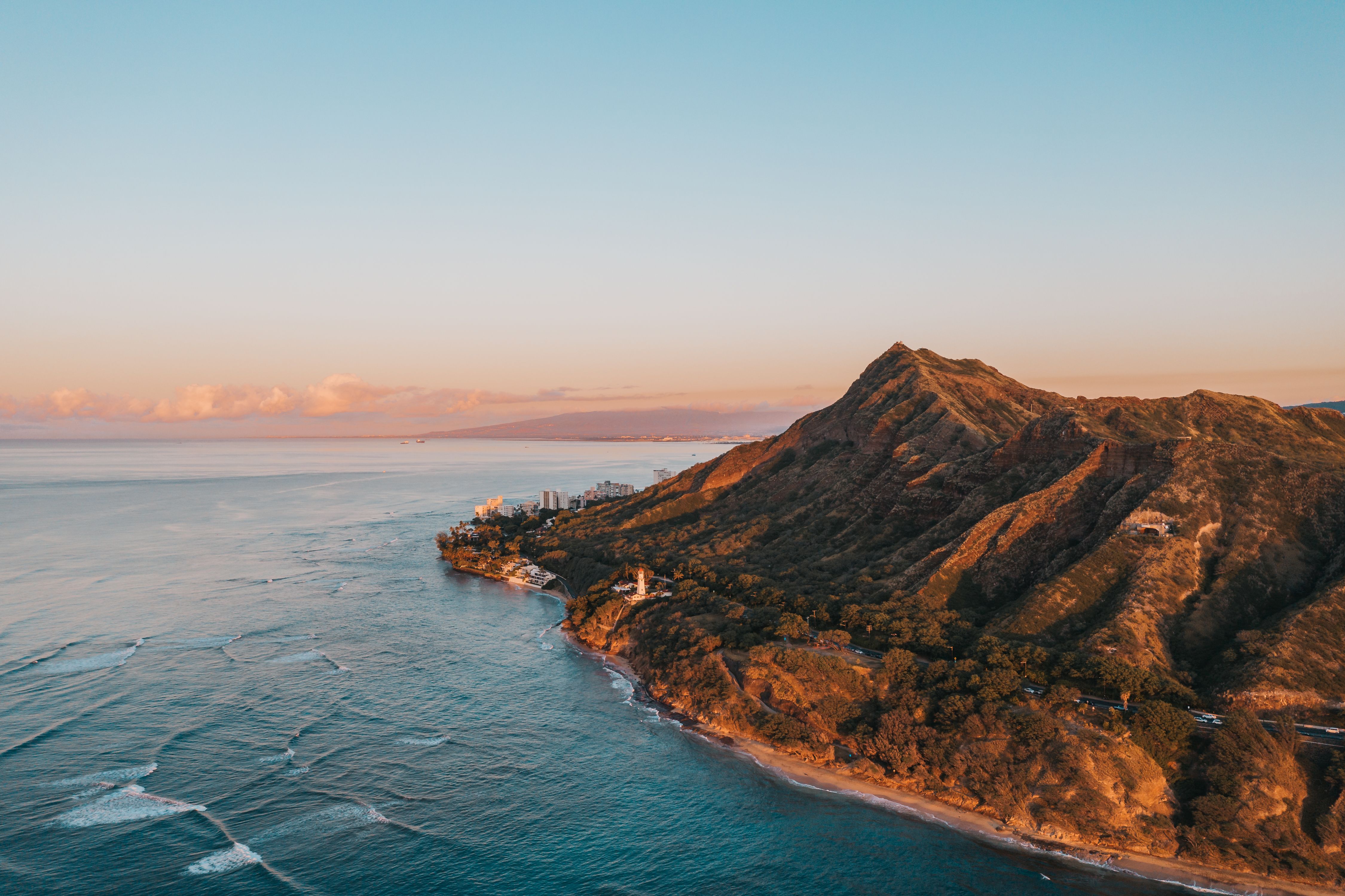 日落时分，俯瞰夏威夷海岸线与山脉的景色令人惊叹