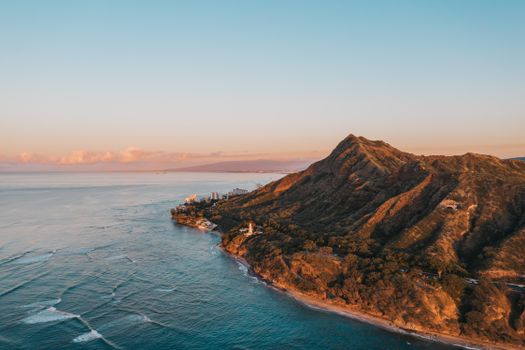 日落时分，俯瞰夏威夷海岸线与山脉的景色令人惊叹