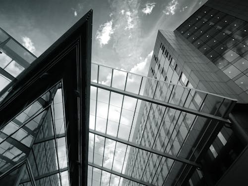 бесплатная Оттенки серого в стеклянном здании Стоковое фото