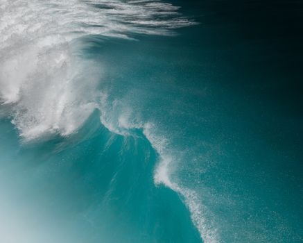 夏威夷普普科亚的迷人景色被强烈的碧绿色海浪所袭击