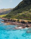 夏威夷岩石海岸与充满活力的蓝色海水，共同构成令人惊叹的自然美景
