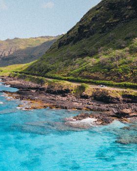 夏威夷岩石海岸与充满活力的蓝色海水，共同构成令人惊叹的自然美景
