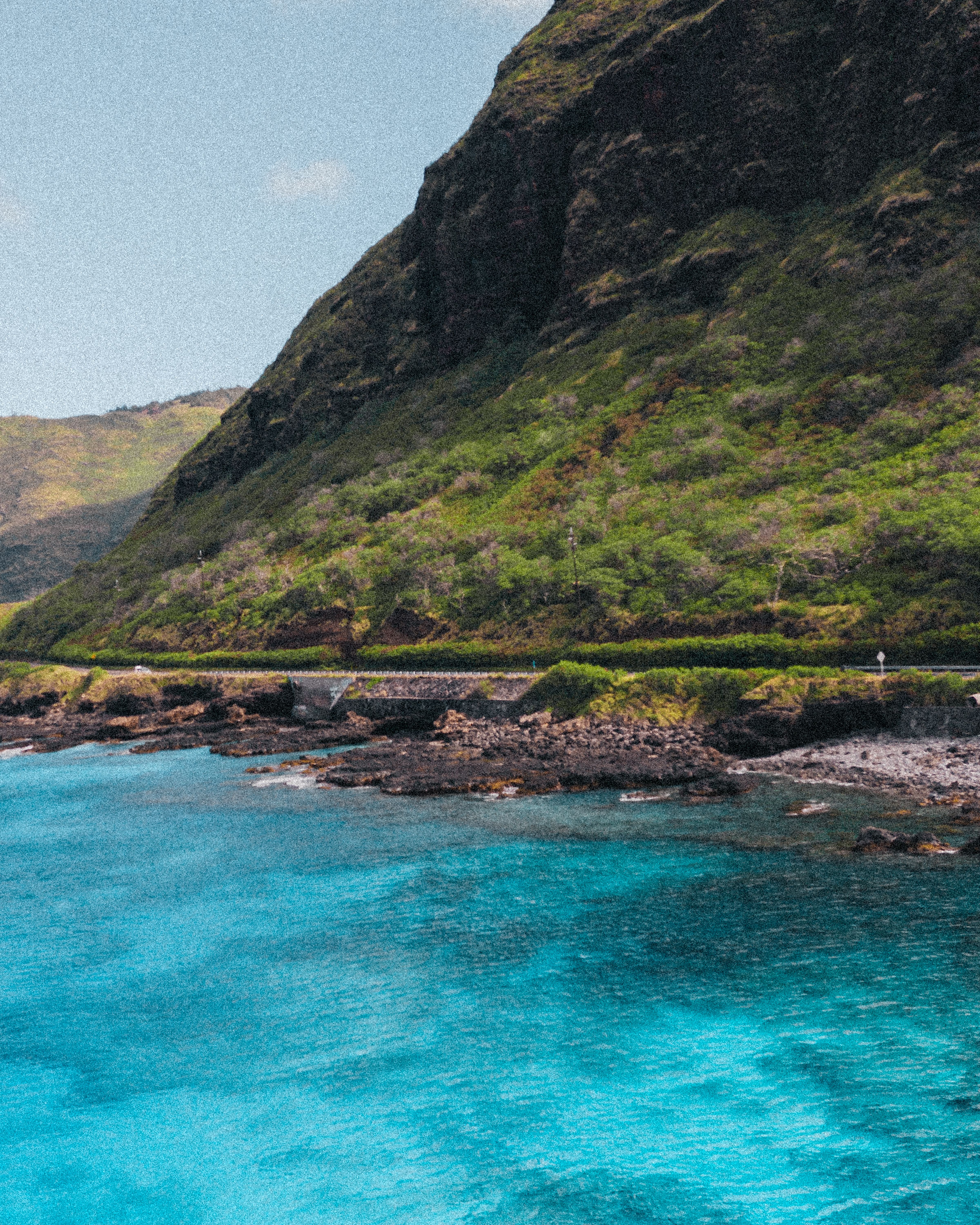 探索夏威夷怀登山脉郁郁葱葱的山林与充满活力的蓝色水域，从空中俯瞰，捕捉大自然的壮丽之美