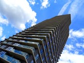 未来派的摩天大楼采用玻璃和钢的设计，映衬着明亮的蓝天