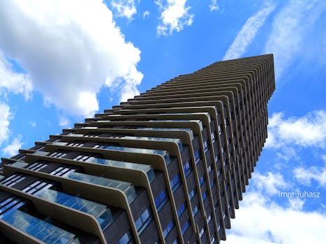 未来派的摩天大楼采用玻璃和钢的设计，映衬着明亮的蓝天