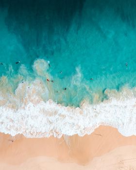 夏威夷沙滩上，碧绿色的海浪拍打海岸的鸟瞰图令人惊叹