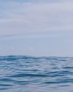 宁静的海浪与广阔的蓝天无缝融合，尽显自然的宁静