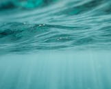 平静的水下海浪景色，展现宁静的蓝色纹理