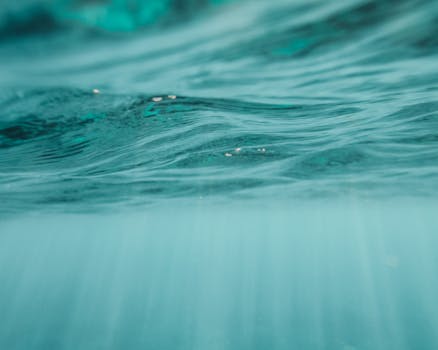 平静的水下，海浪景色展现出宁静的蓝色纹理