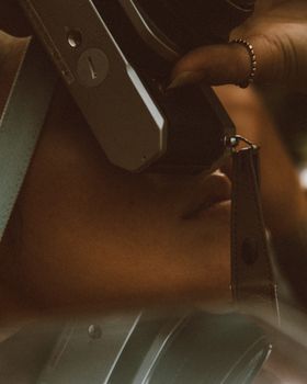 一位女士用老式相机拍摄照片，展现创造力和摄影技巧