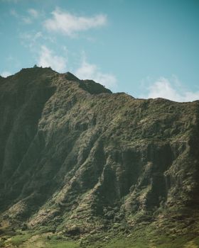 夏威夷青山郁郁葱葱，景色令人惊叹，尽显大自然之美