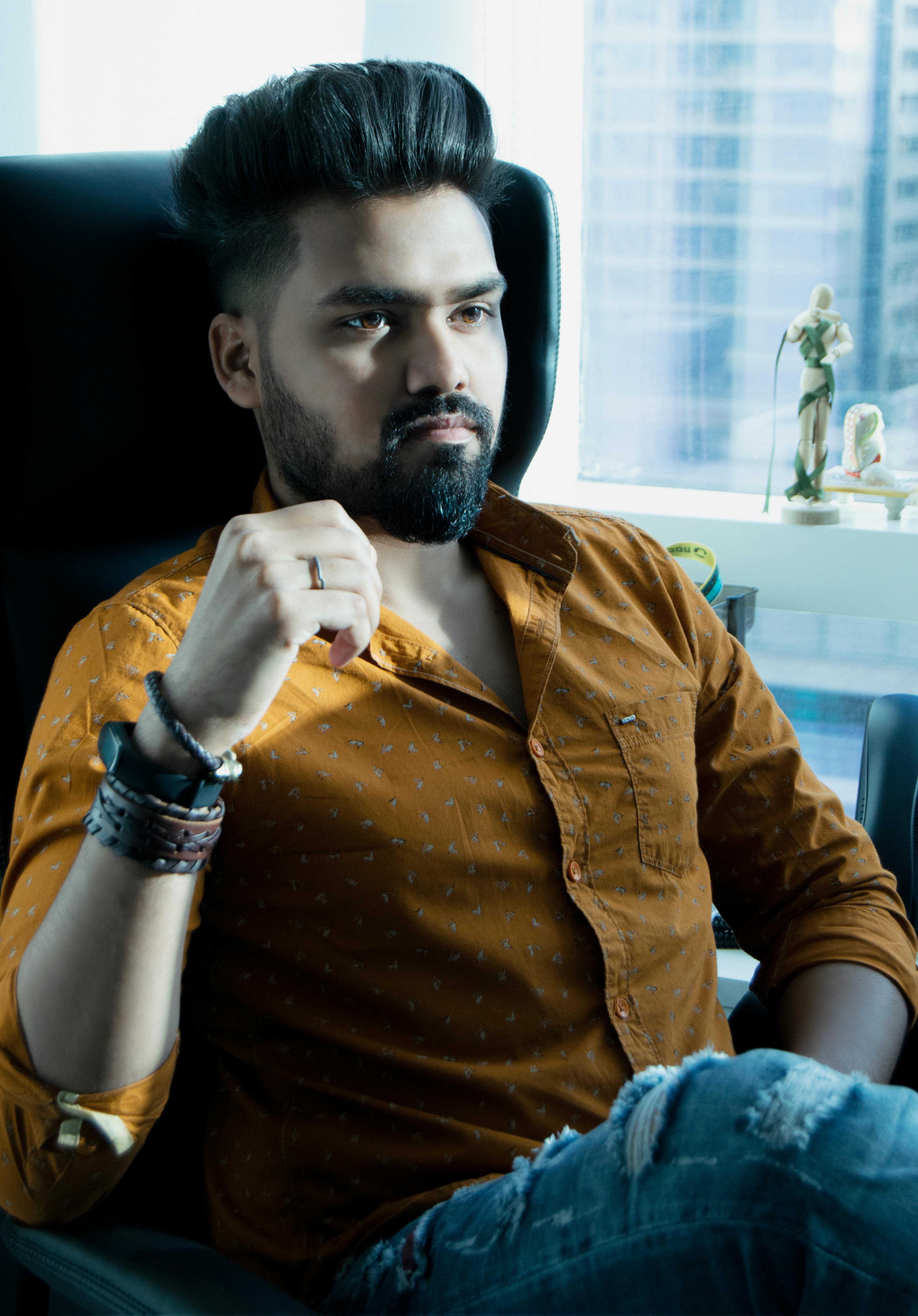 Gratis Fotos de stock gratuitas de barba, cabello, camisa naranja estampada Foto de stock