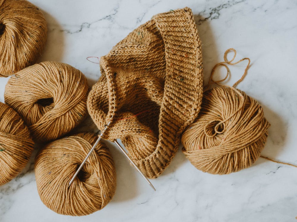 Descubre lo que dice tu color favorito sobre ti 13 Brown Handmade Knit Cap on Marble Background