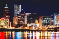 波特兰城市充满活力，河流倒映着灯火通明的摩天大楼