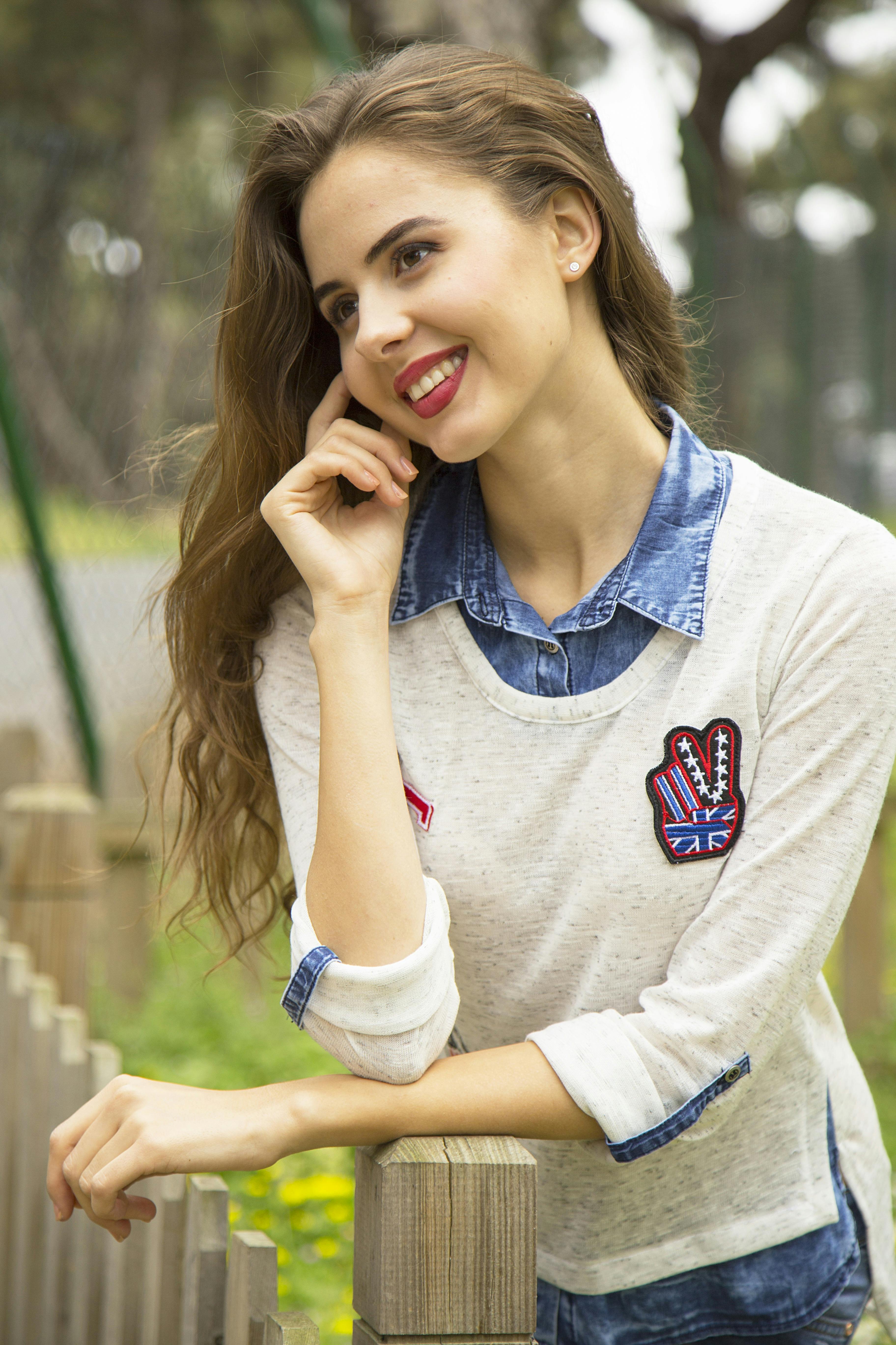 Beautiful young woman smiling. | Photo: Pexels