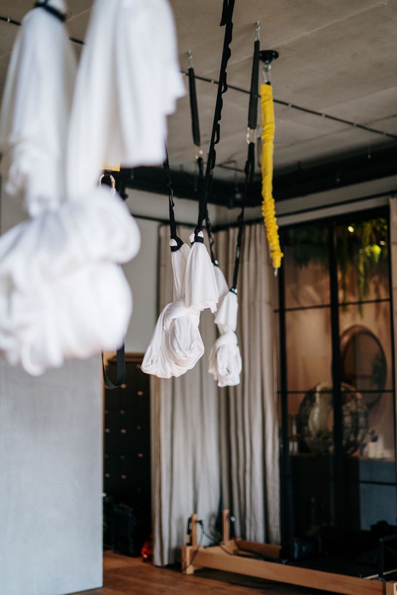 Detalle de la sala con cortinas de lino y madera natural
