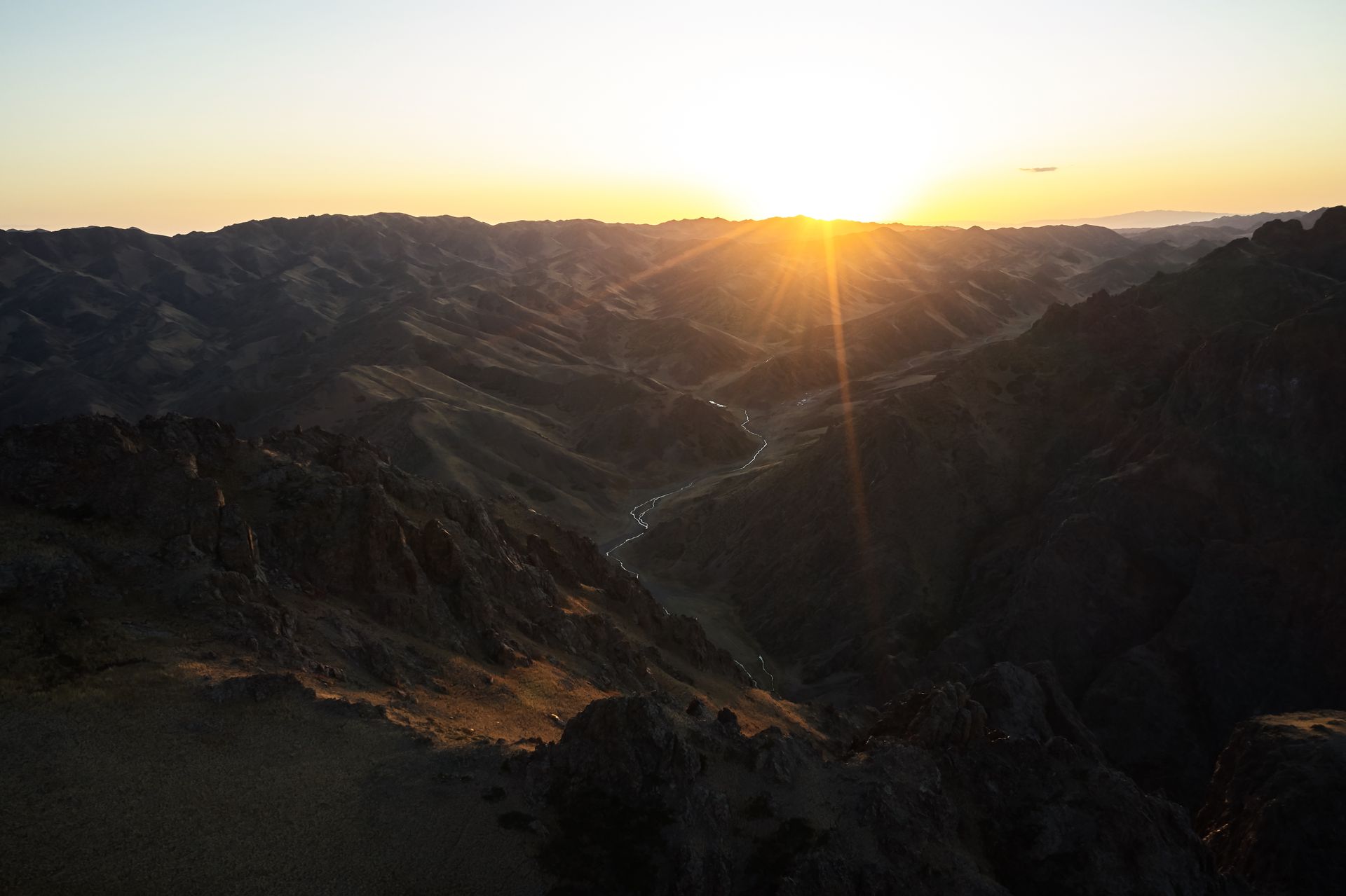 Desierto del Gobi y montañas cerca de Jiuquan al amanecer