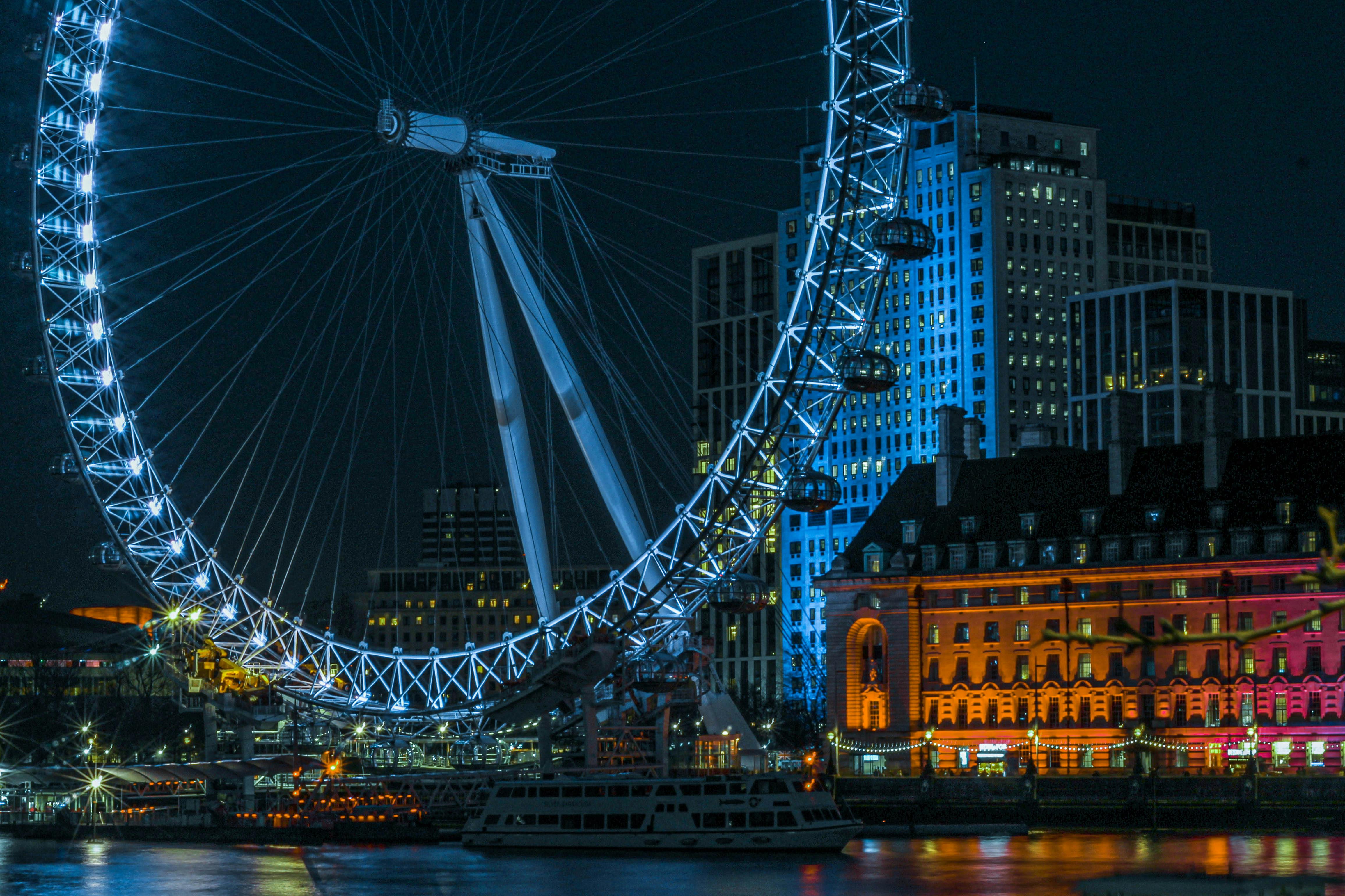 Wonderful night urban landscape with Ferris Wheel near water \u00b7 Free Stock Photo