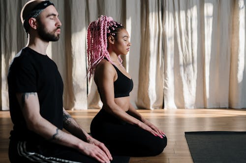 Foto profissional grátis de aula de ioga, bem-estar, cabelo colorido