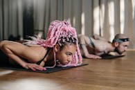 在室内瑜伽课上，健身爱好者们充满活力，专注于健康和平衡