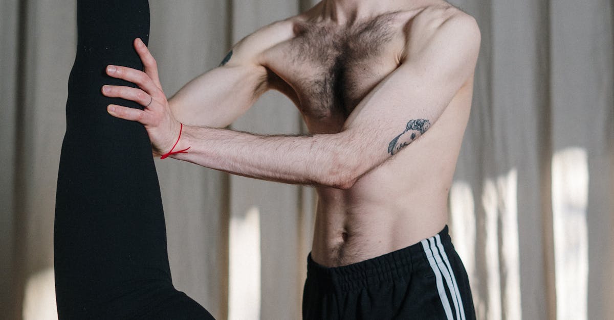 Un coureur concentré sur sa respiration pendant sa course en plein air.
