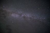 晴朗的夜空中，银河系的壮丽景色熠熠生辉