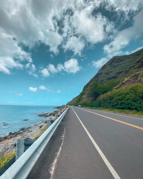 夏威夷有一条宁静的沿海道路，郁郁葱葱的绿植与海景相伴，是完美的宁静公路旅行之地