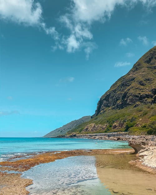 Gratis stockfoto met baai, berg aan de kust, blauwe lucht
