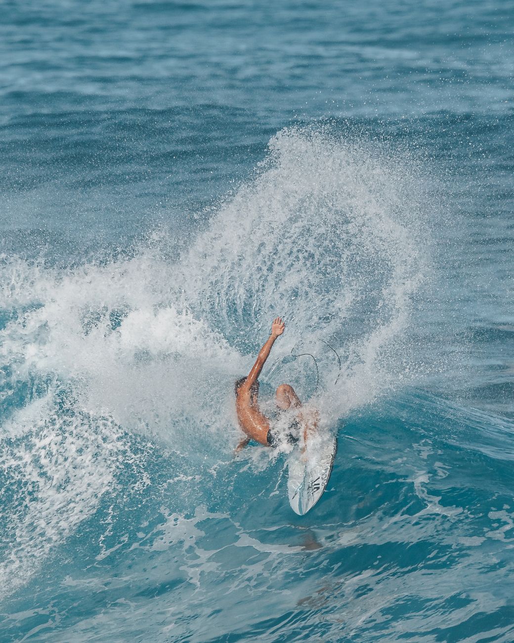 Gabriel Medina obtient un 10 parfait avec un tube, mais perd la finale face à un Américain aux Fidji