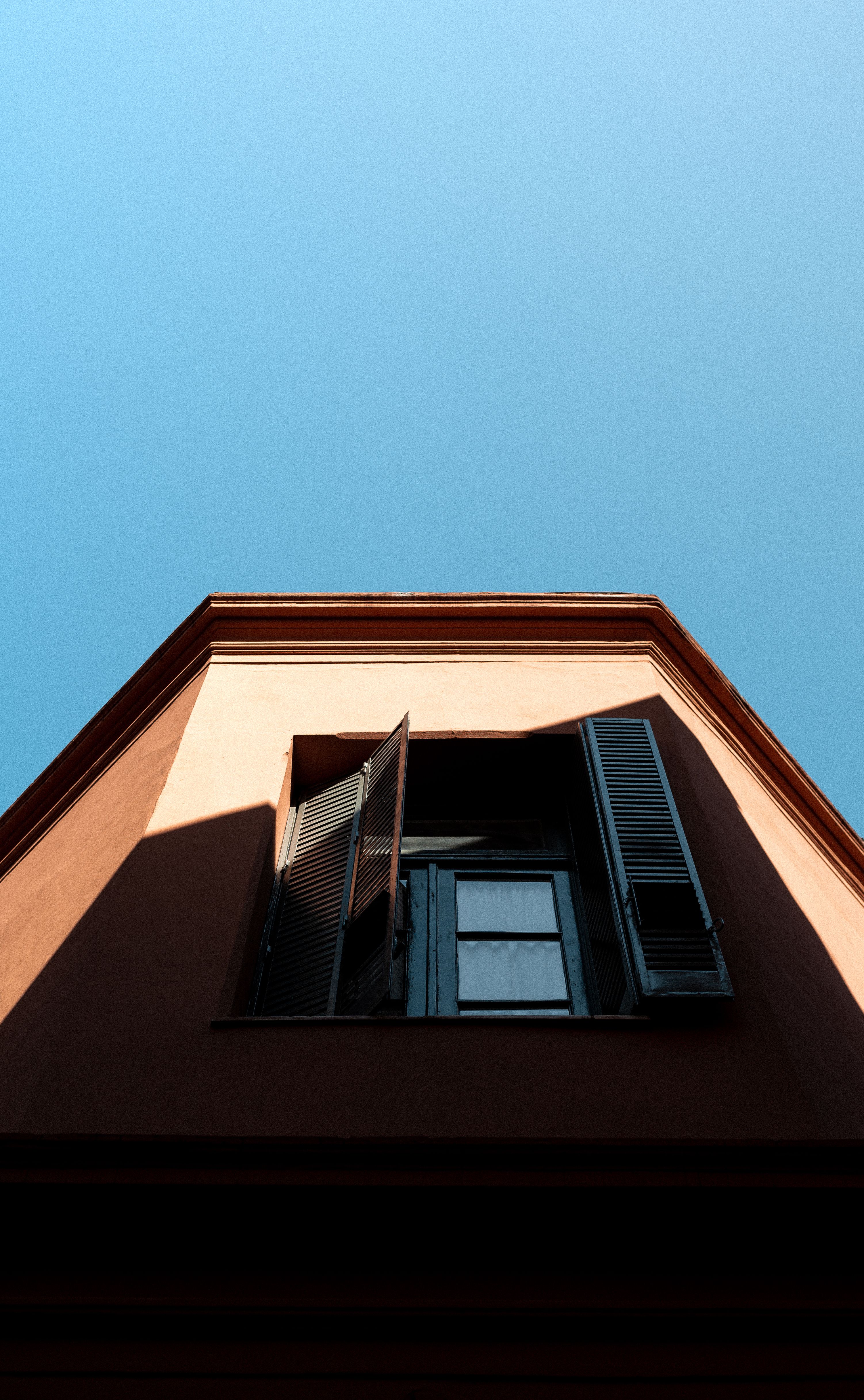 A Low Angle Shot of a Building Under the Blue Sky · Free Stock Photo