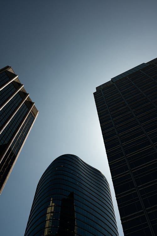 Безкоштовне стокове фото на тему «архітектура, вертикальні постріл, висотні будівлі»