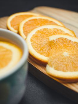 将多汁的橙片特写放在切菜板上，非常适合早餐或制作新鲜果汁