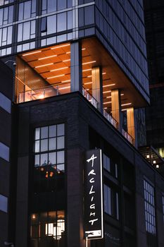 黄昏时分，从低视角看波士顿一座带玻璃面板的现代高层建筑