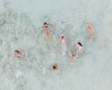 顶视图一组享受游泳在明确的夏威夷水域，捕捉休闲和夏季共鸣