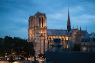 黄昏时分，巴黎圣母院大教堂的壮丽景色在法国巴黎被照亮