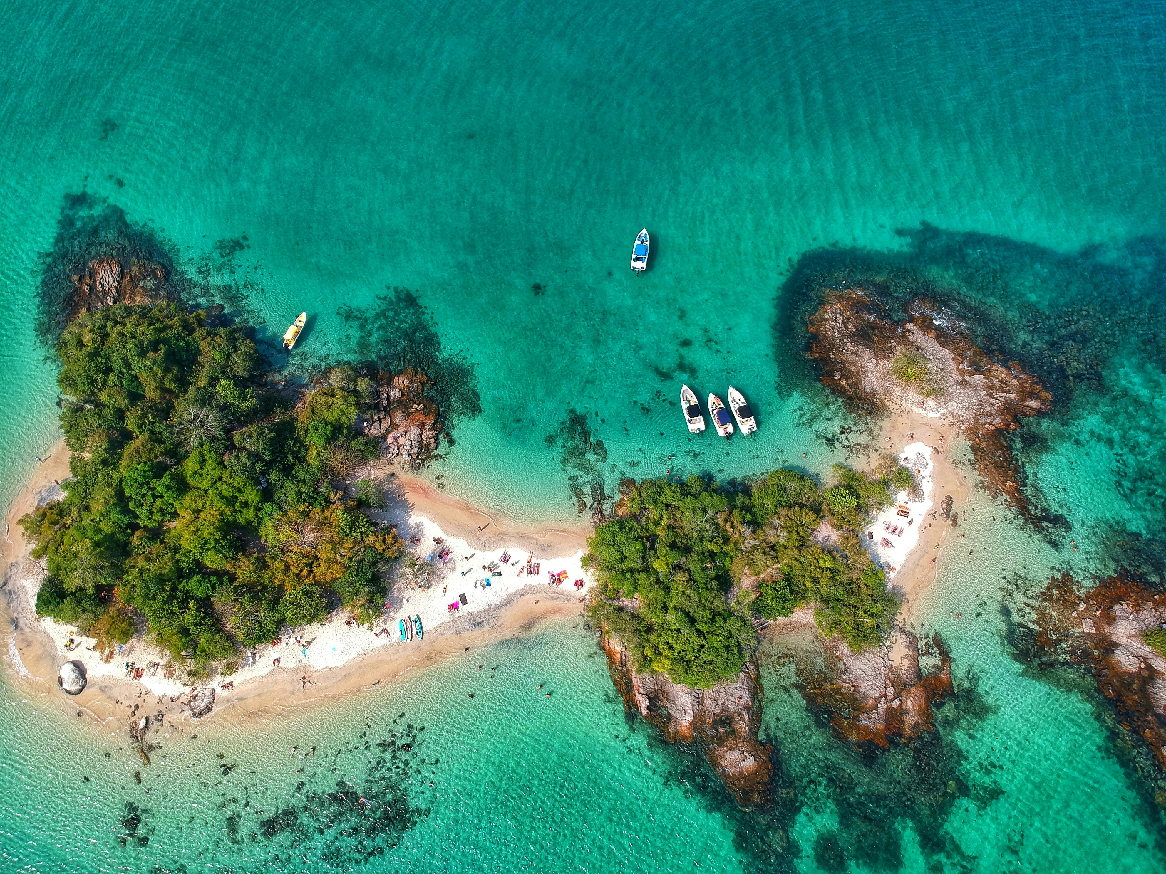 Tropical island with lush foliage in turquoise lagoon · Free Stock