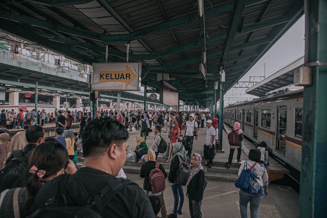 Suasana peron stasiun kereta yang ramai penumpang
