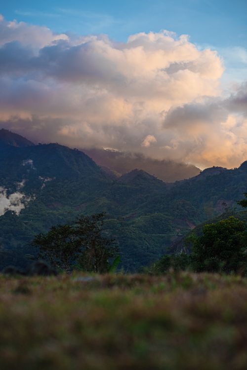 Free Scenic mountain range with dramatic clouds at sunrise, capturing nature’s beauty. Stock Photo