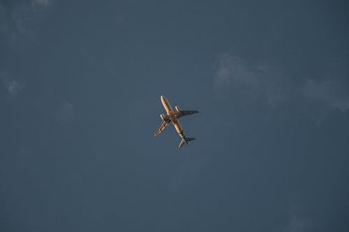 Kostenloses Stock Foto zu blauer himmel, fliegen, flugzeug