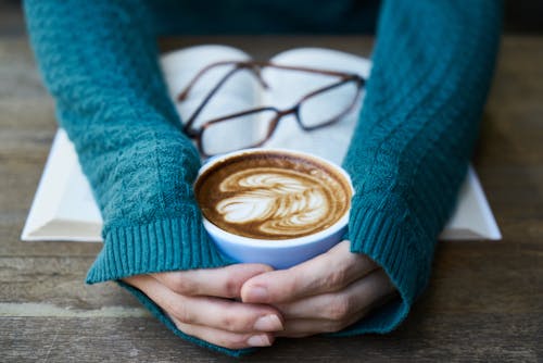 Gratis lagerfoto af bog, briller, cappuccino