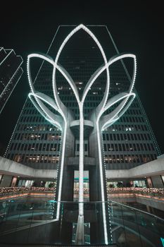 旧金山拥有独特建筑设计的摩天大楼，其夜景照明令人惊叹