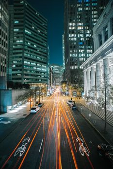 旧金山的城市夜景动态拍摄中，光径沿着城市街道延伸