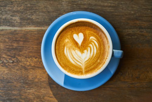 Cappuccino Sur Soucoupe En Céramique Bleue