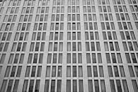 低角度视角下的现代建筑立面，展现了其几何窗户图案