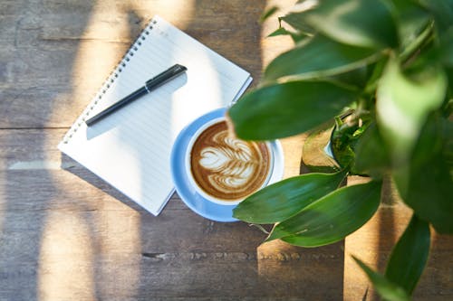 Coffee Latte à Côté De Cahier Blanc