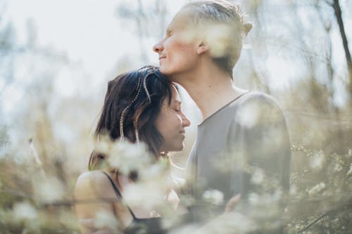 Foto De Um Homem E Uma Mulher Fechando Os Olhos Enquanto Estão Próximos Um Do Outro